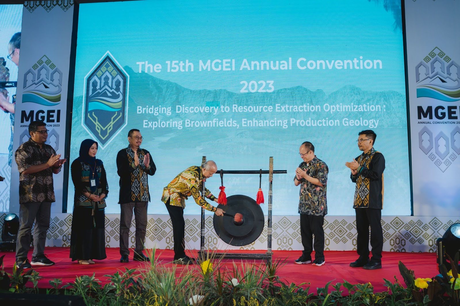 (Pemukulan gong oleh bapak Muhammad Wafiq menandai pembukaan Konvensi Tahunan ke-15 Masyarakat Geologi Ekonomi Indonesia (MGEI)