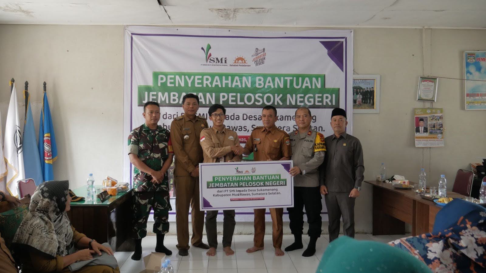 (Serah terima jembatan secara simbolis yang diberikan oleh Direktur Sahabat Pedalaman kepada Kepala Desa Sukamenang)