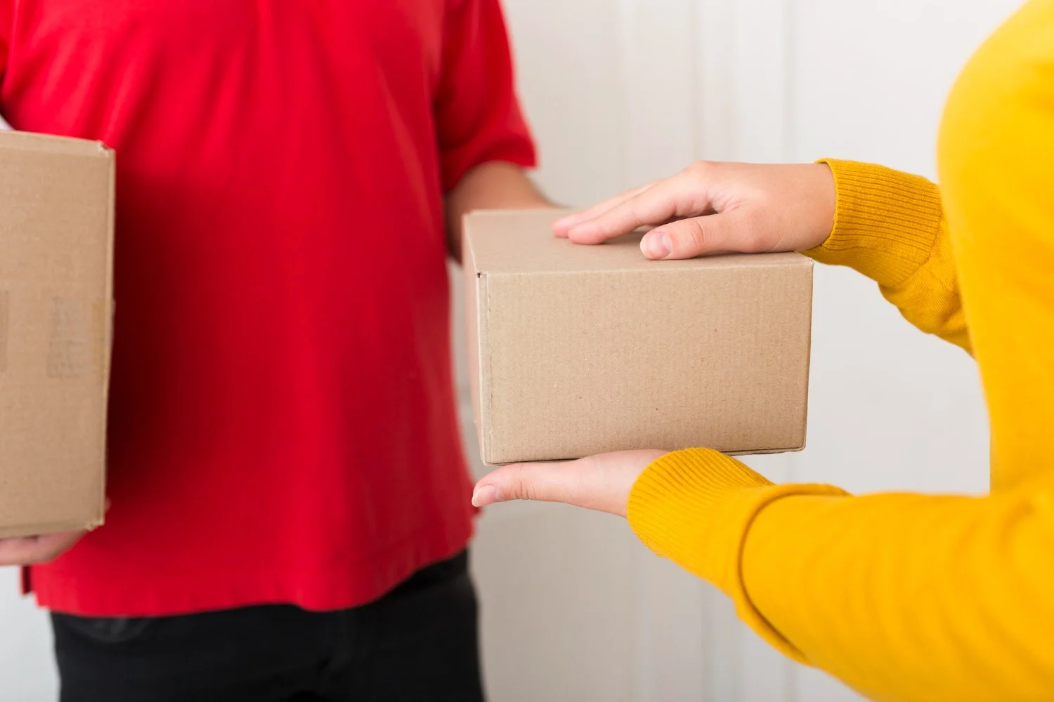 seorang perempuan menerima paket kecil